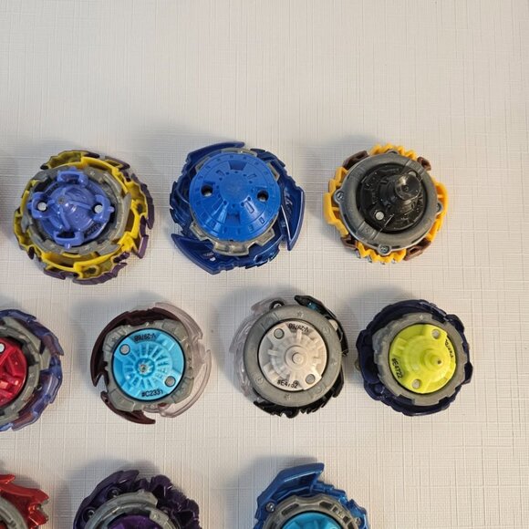 20 Complete Beyblades 6 Launchers + Extras - Picture 9 of 10